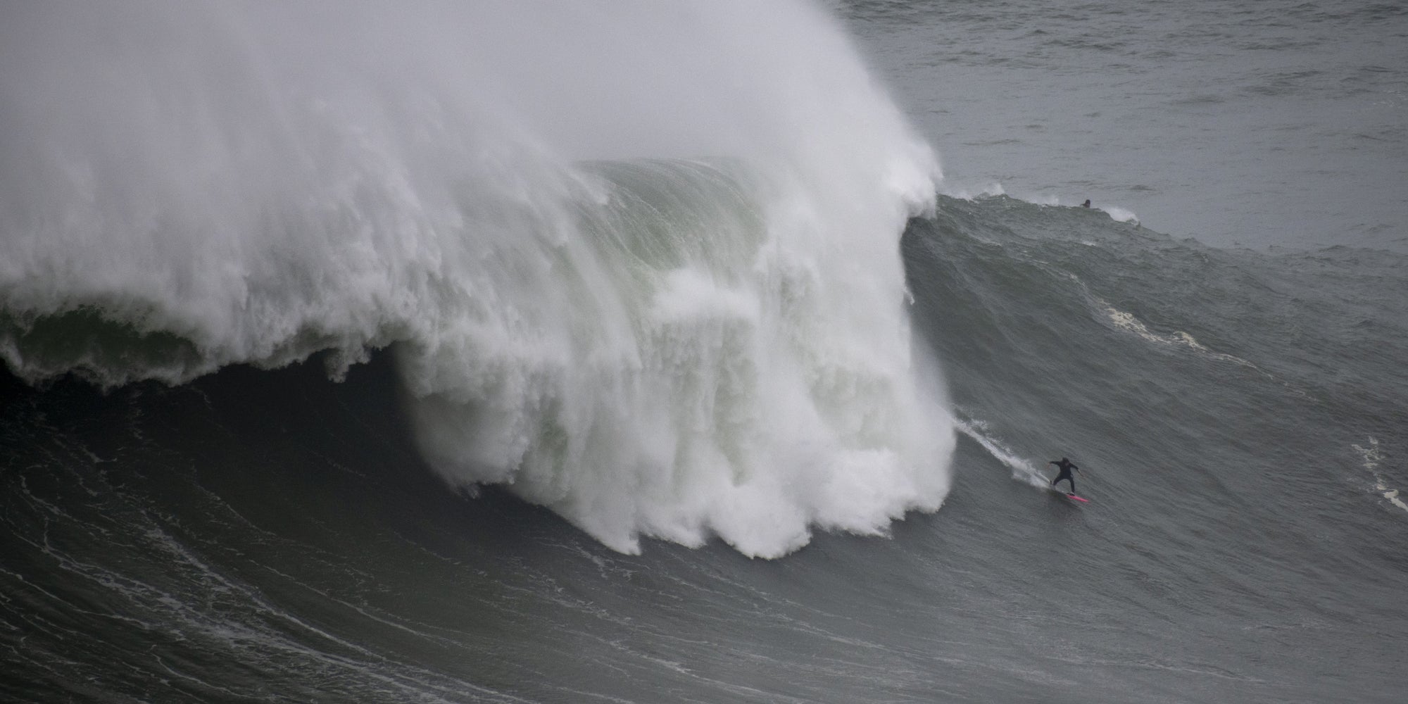 Justine Dupont surfe une vague à Nazaré, le 20 novembre 2019.