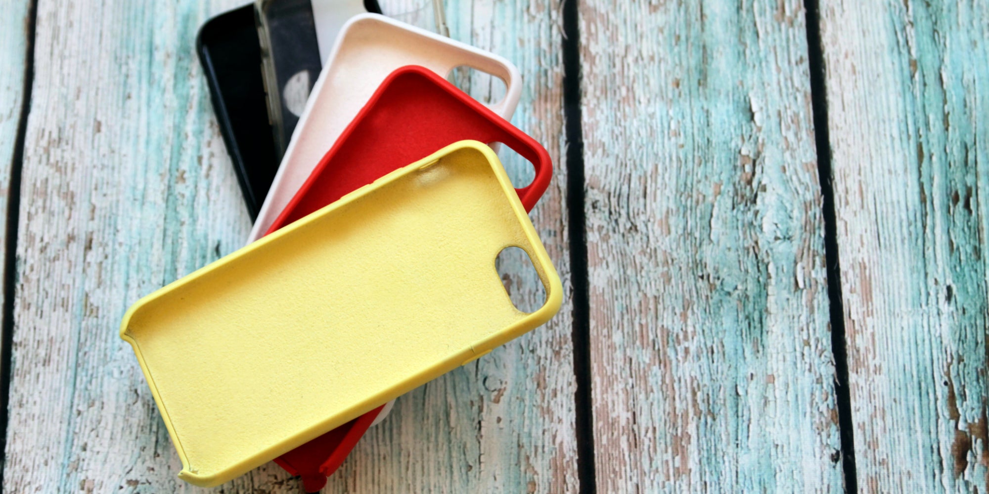 Les coques, tout comme nos smartphones, accumulent facilement les saletés et il est bon de savoir s'en débarrasser.