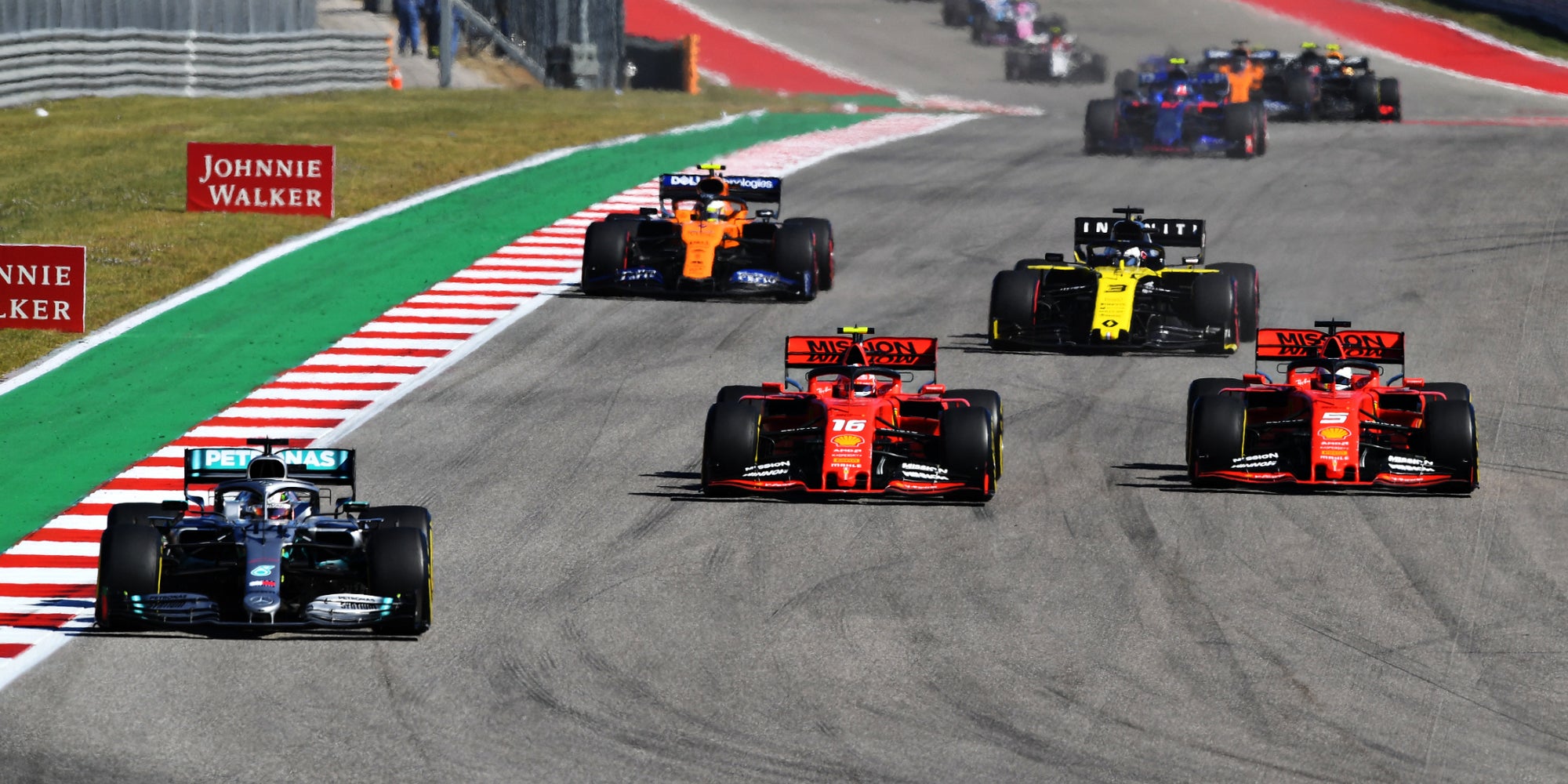 Lewis Hamilton (Mercedes) devant Charles Leclerc et Sebastian Vettel (Ferrari) sur le Circuit des Amériques lors du Grand Prix des États-Unis, à Austin, Texas, le 3 novembre 2019.