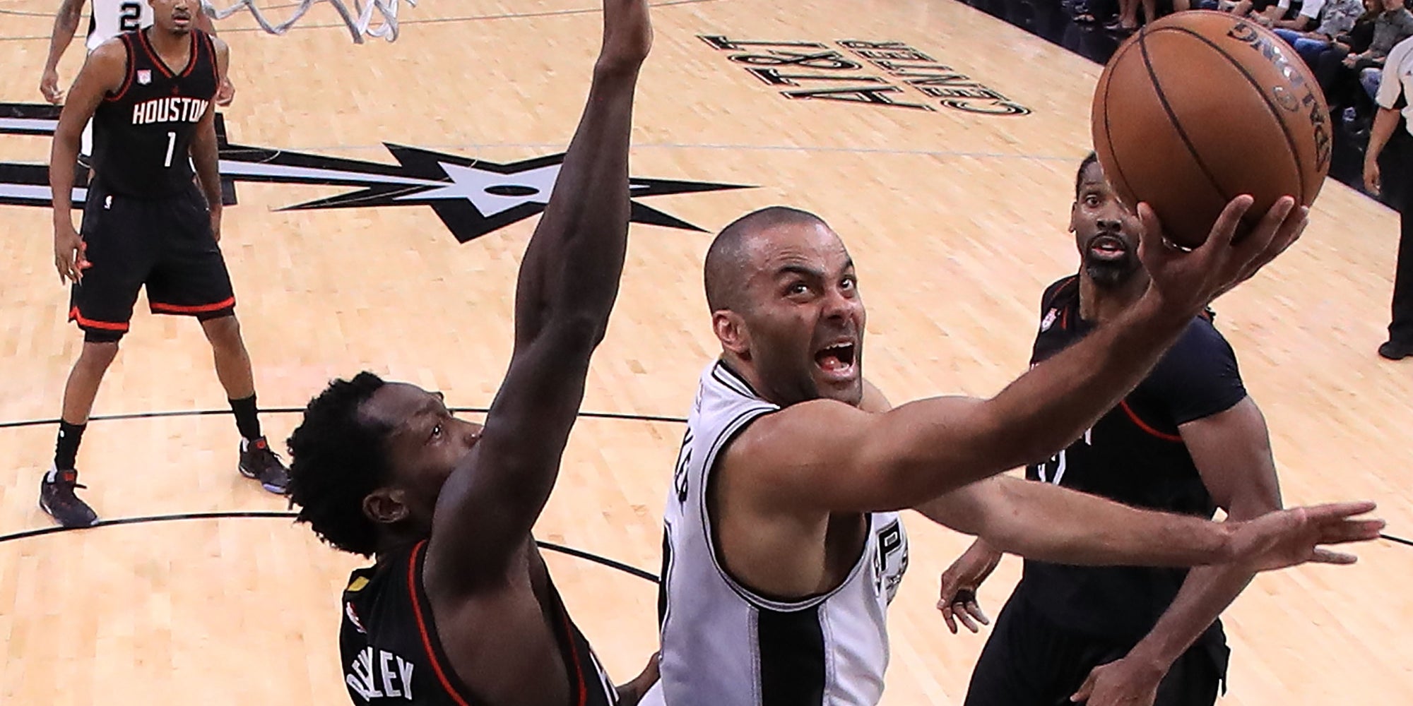 Tony Parker lors d'un match des Spurs contre les Houston Rockets à l'AT&T Center de San Antonio, le 3 mai 2017.