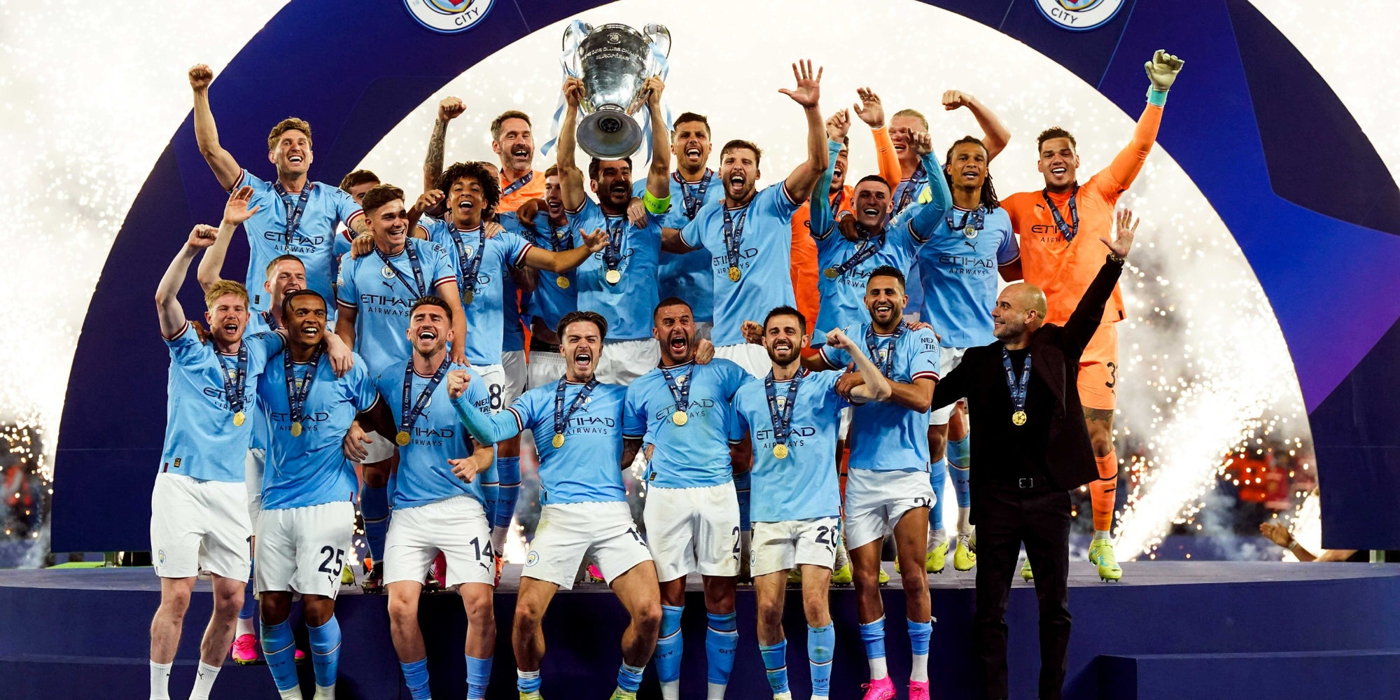 Les joueurs de Manchester City et Pep Guardiola lors du sacre en Ligue des Champions, le 10 juin 2023 à l'Ataturk Olympic Stadium (Istanbul).