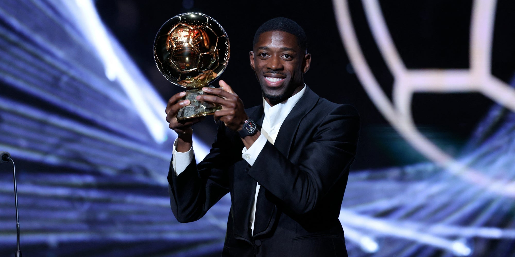 Ousmane Dembélé soulevant son Ballon d'Or, le 23 septembre 2025 au Théâtre du Châtelet de Paris.