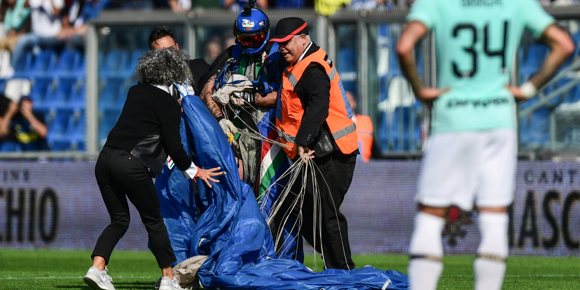 Le défenseur de l'Inter Milan Cristiano Biraghi assiste à l'évacuation du parachutiste au Mapei Stadium de Sassuolo, le 20 octobre 2019.