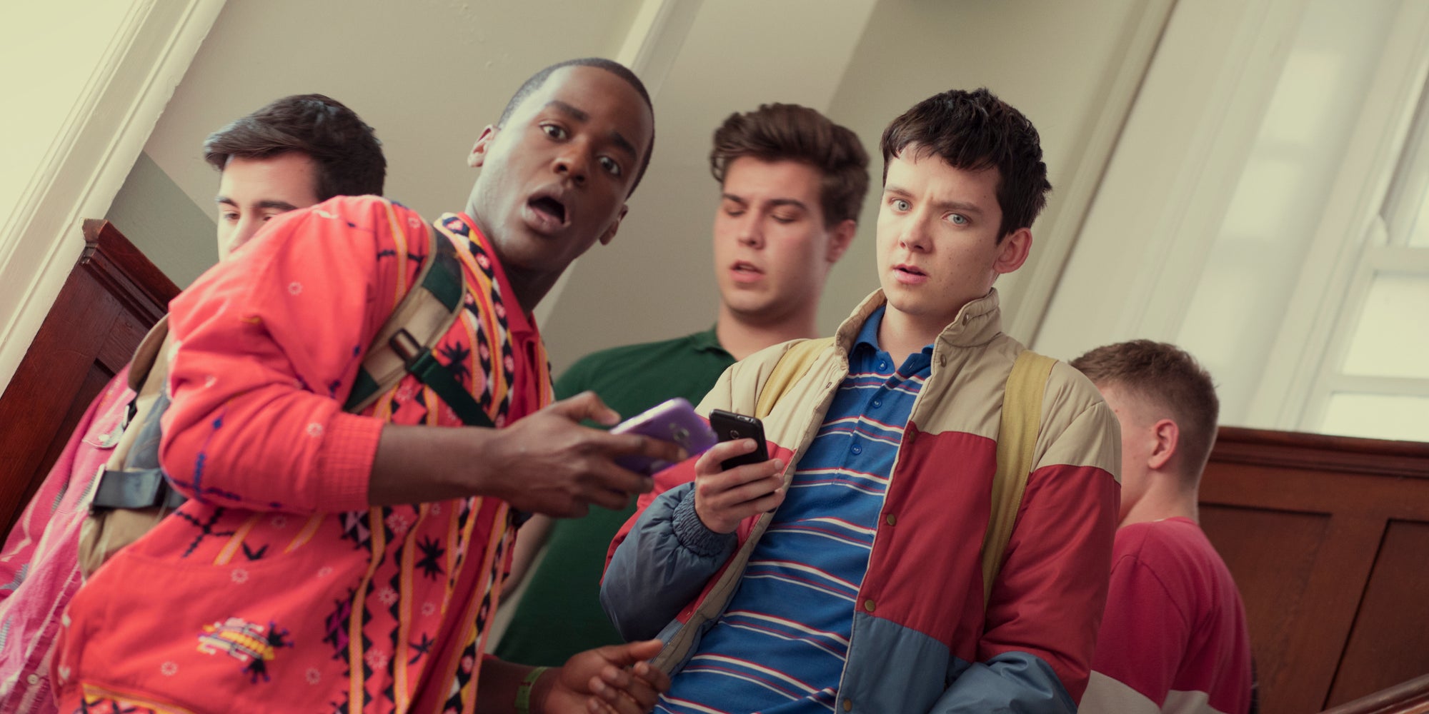 Ncuti Gatwa et Asa Butterfield, alias Eric et Otis, dans la saison 1 de "Sex Education".