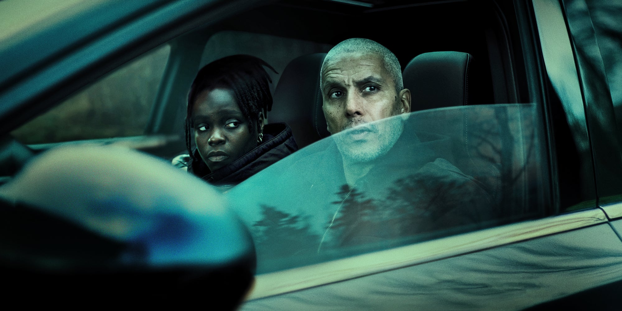 Mehdi (Sami Bouajila) et sa complice Liana (Tracy Gotoas) dans la série Braqueurs de Julien Leclercq