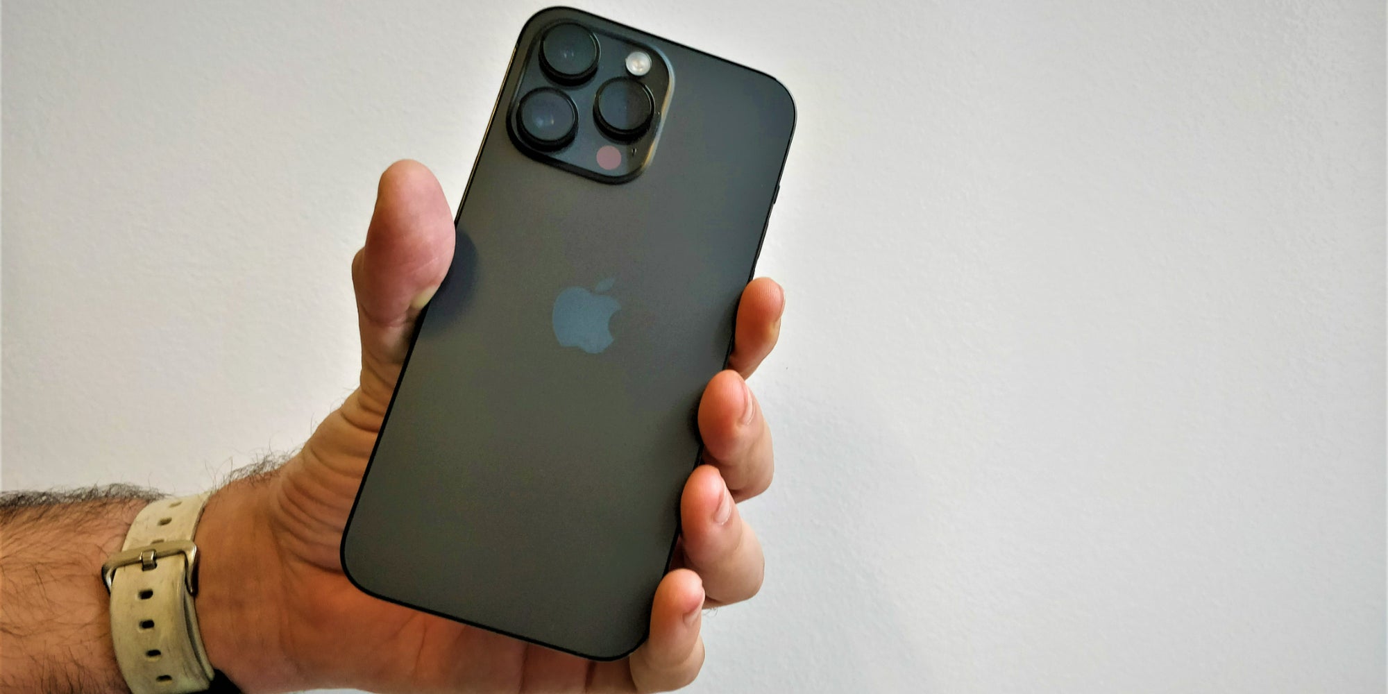 Découvrez des astuces pour utiliser votre iPhone Pro Max d'une seule main.