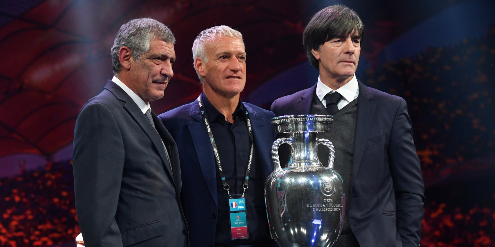 Deschamps entouré de Santos et Loew, les sélectionneurs portugais et allemands, lors du tirage au sort de l'Euro 2020 à Bucarest le 30 novembre 2019