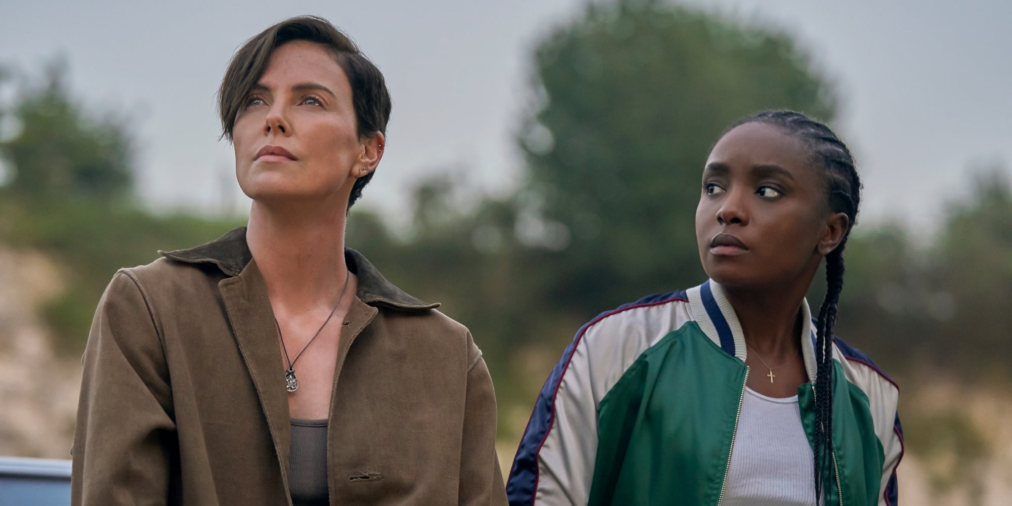 Charlize Theron est Andy, mentor de Nile incarnée par Kiki Layne dans l'adaptation Netflix de "The Old Guard".