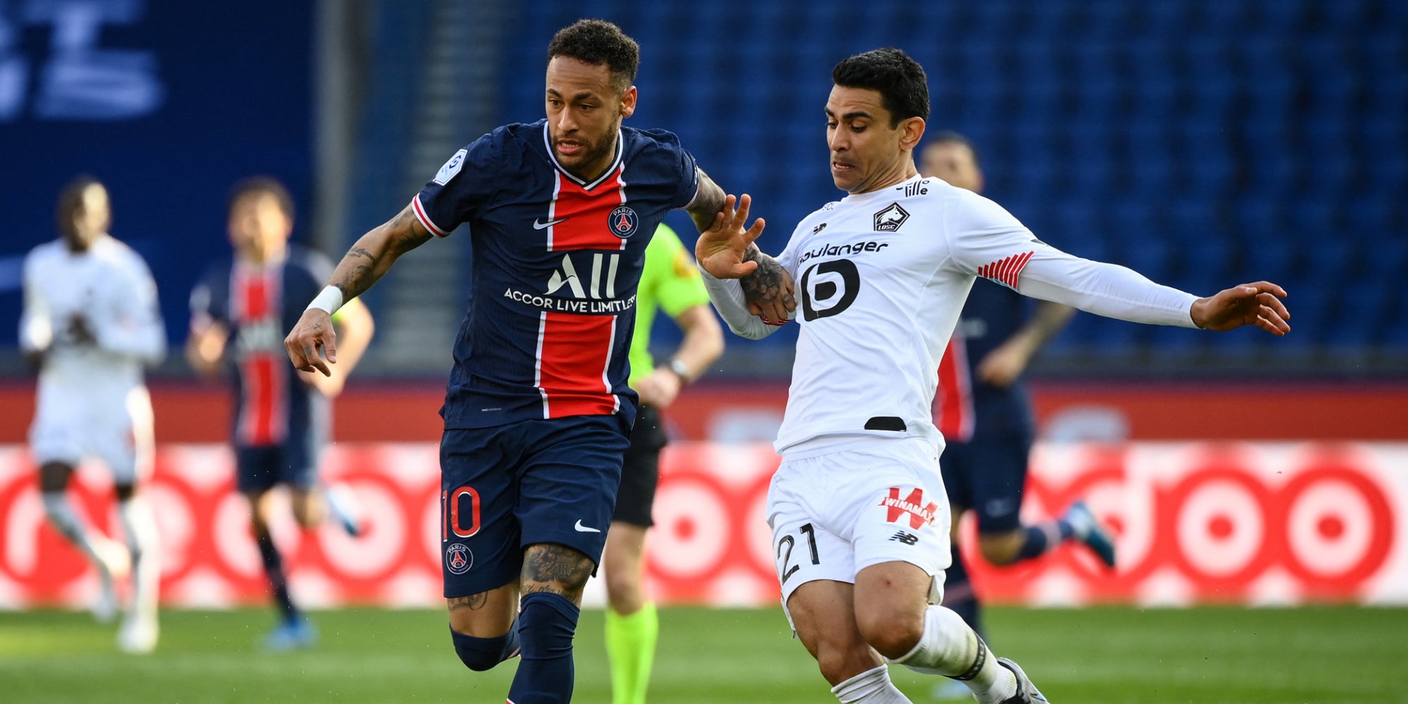 Neymar face à Benjamin André lors d'un match de Ligue 1 PSG - LOSC, au Parc des Princes à Paris, le 3 avril 2021.