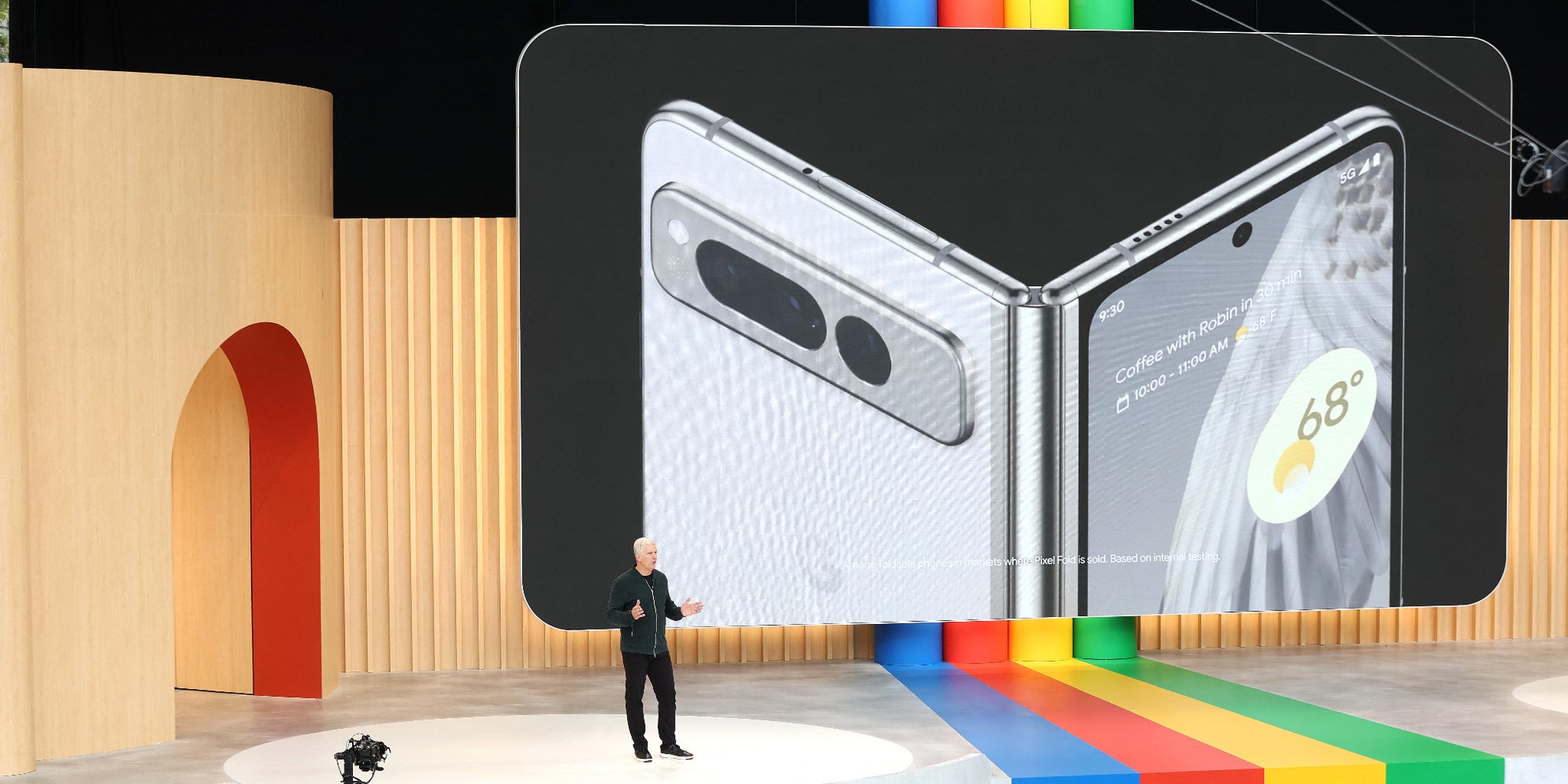 Rick Osterloh, le vice-président de Google responsable des produits et services, annonce le Pixel Fold durant la Google I/O, organisée à Mountain View, Californie, le 10 mai 2023.