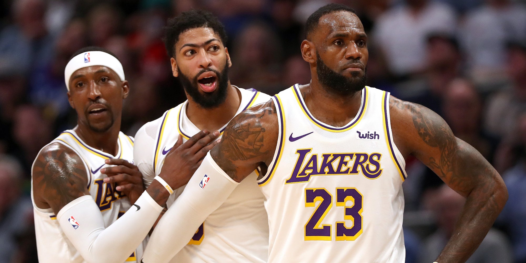 Kentavious Caldwell-Pope, Anthony Davis et Lebron James des LA Lakers lors d'un match face aux Denver Nuggets, à Denver, le 3 décembre 2019.