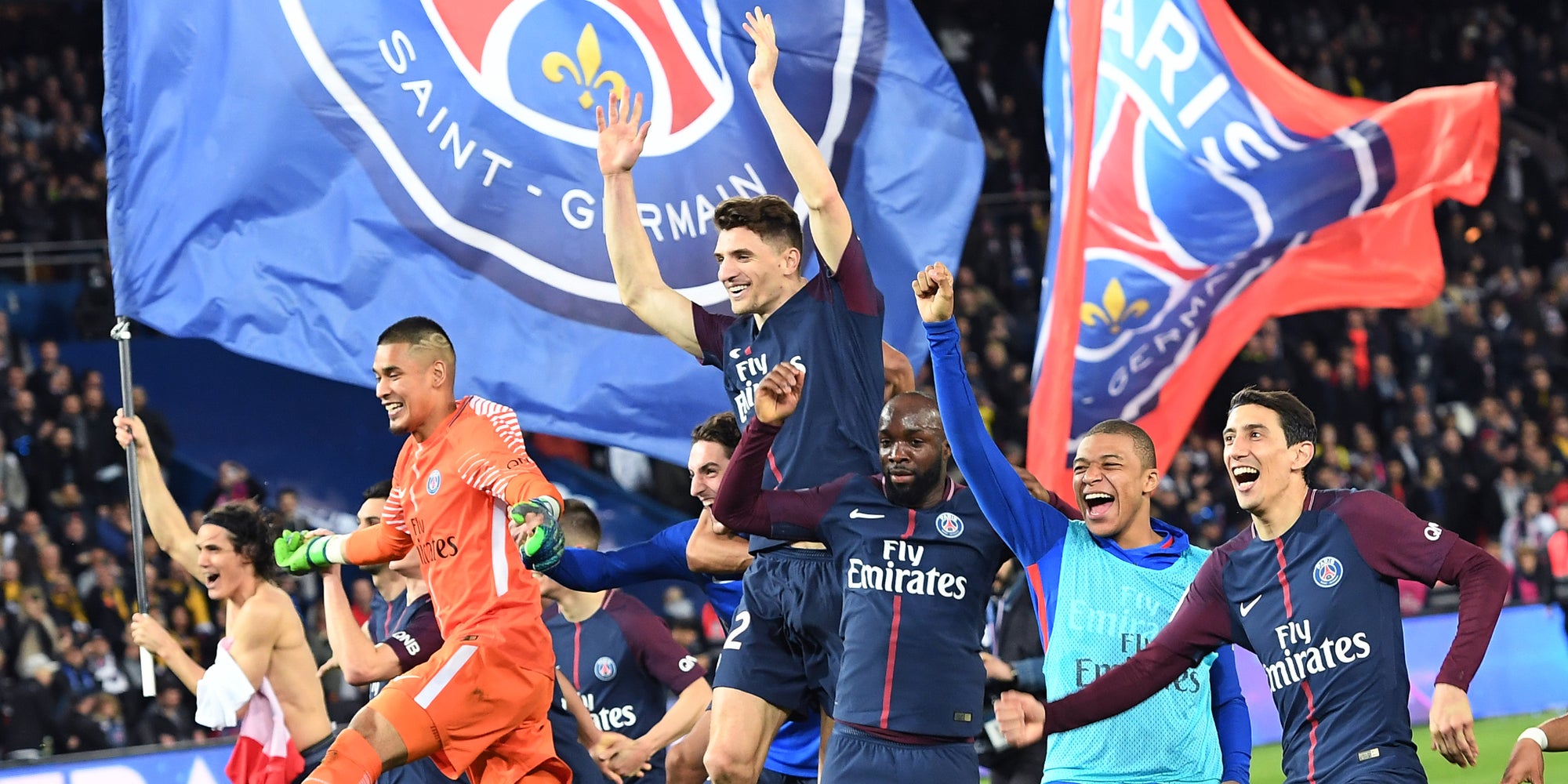 Les joueurs du PSG célèbrent leur victoire face à Monaco et leur nouveau titre en Ligue 1, au Parc des Princes, le 15 avril 2018.