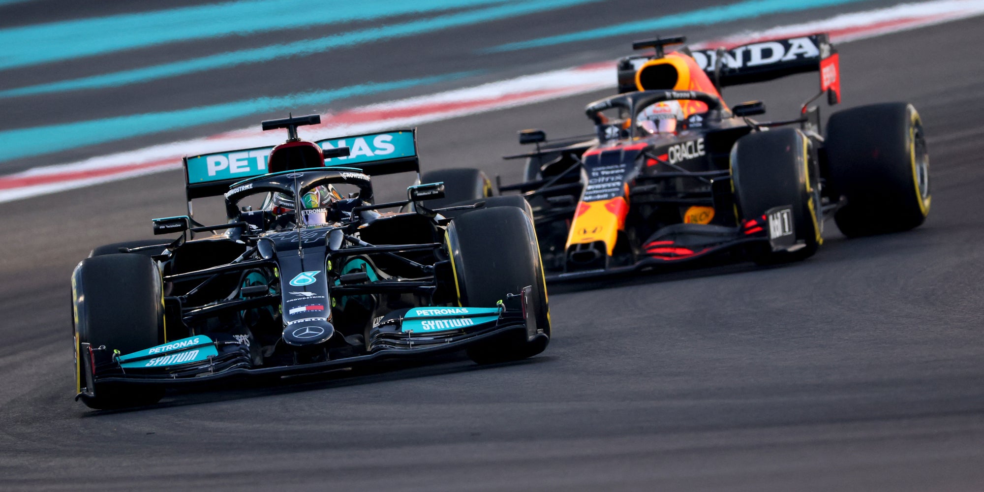 Lewis Hamilton (Mercedes) devant Max Verstappen (Red Bull) sur le circuit de Yas Marina lors des essais pour ce Grand Prix d'Abu Dhabi, le 10 décembre 2021.