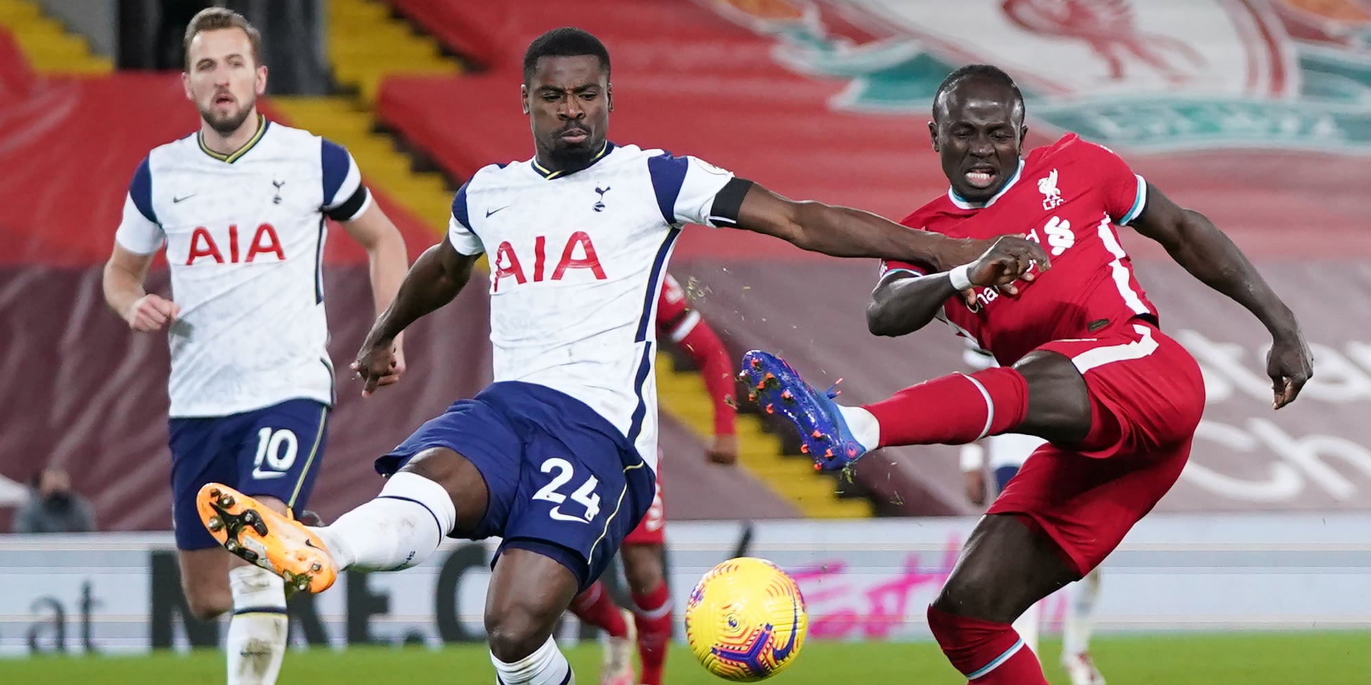 Aurier et Mané à la lutte sous le regard de Kane lors de Liverpool-Tottenham, le 16 décembre 2020 à Anfield Road, Liverpool