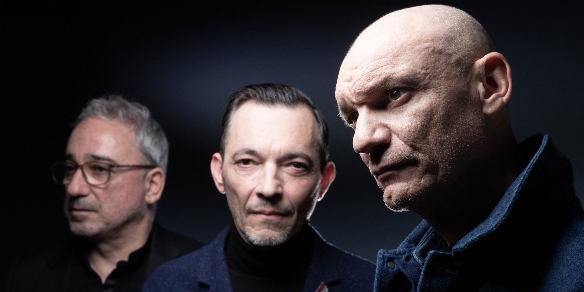 Arnaud Samuel, Robin Feix et Gaëtan Roussel de Louise Attaque durant une session photo à Paris, le 22 mars 2022