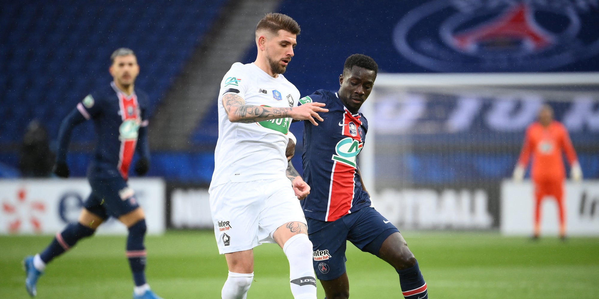 Xeka face à Idrissa Gueye lors d'un match PSG - LOSC en Coupe de France, au Parc des Princes à Paris, le 17 mars 2021. 