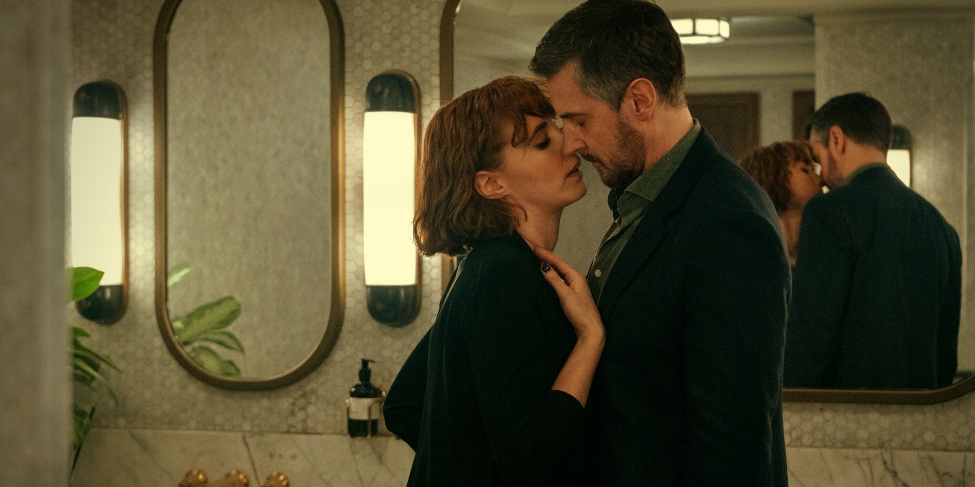 Anna Barton (Charlie Murphy) et William Farrow (Richard Armitage) dans la série "Obsession" de Netflix.