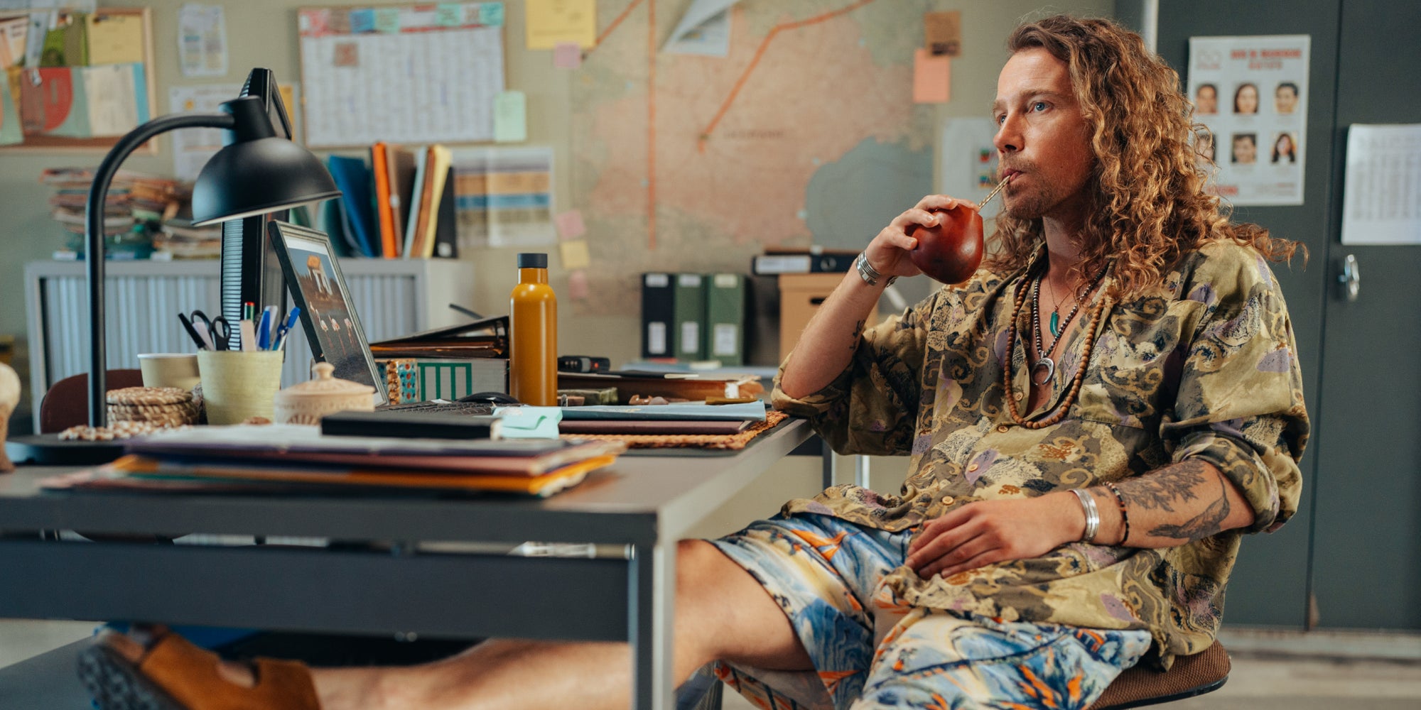 Julien Doré dans le rôle de Victor Pandaloni, le flic zen aux chemises hawaïennes, dans la saison 2 de la série "Panda" dès le 9 janvier 2025 sur TF1 et TF1+ 