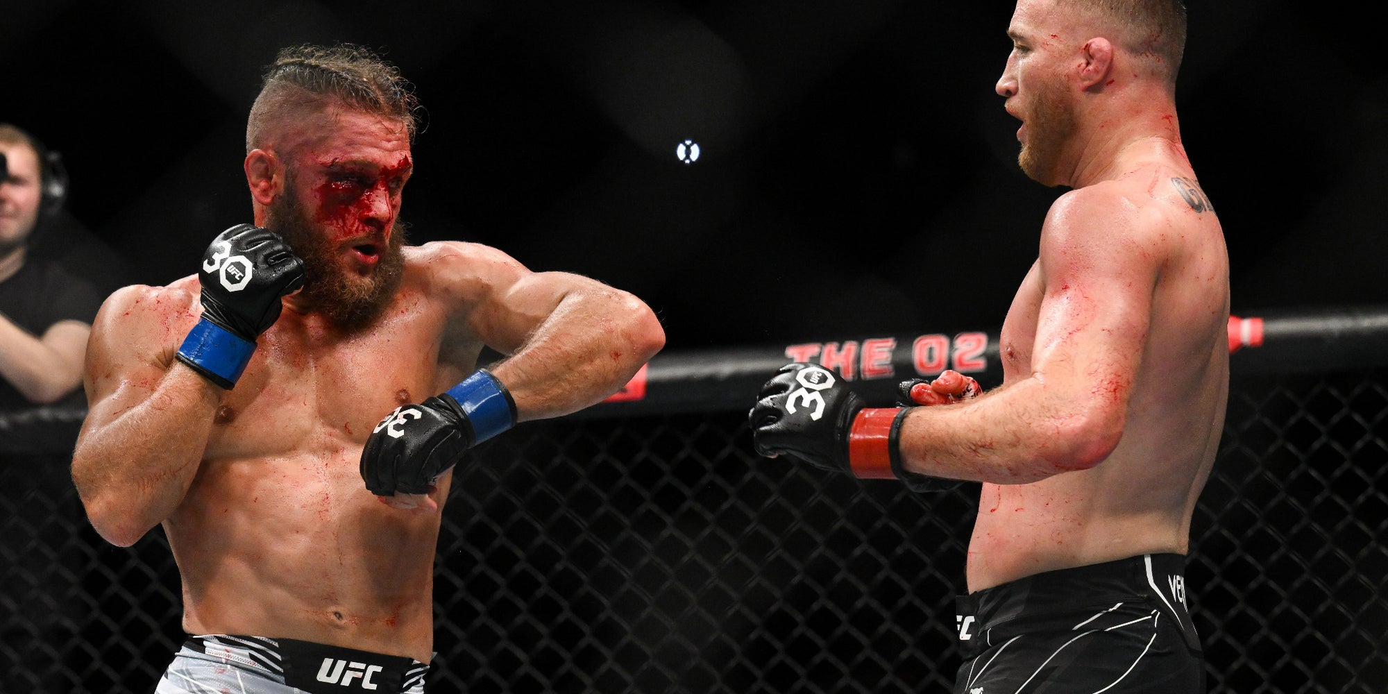 Rafael Fiziev (gants bleus) face à Justin Gaethje lors de l'UFC 286 à l'O2 Arena de Londres. 