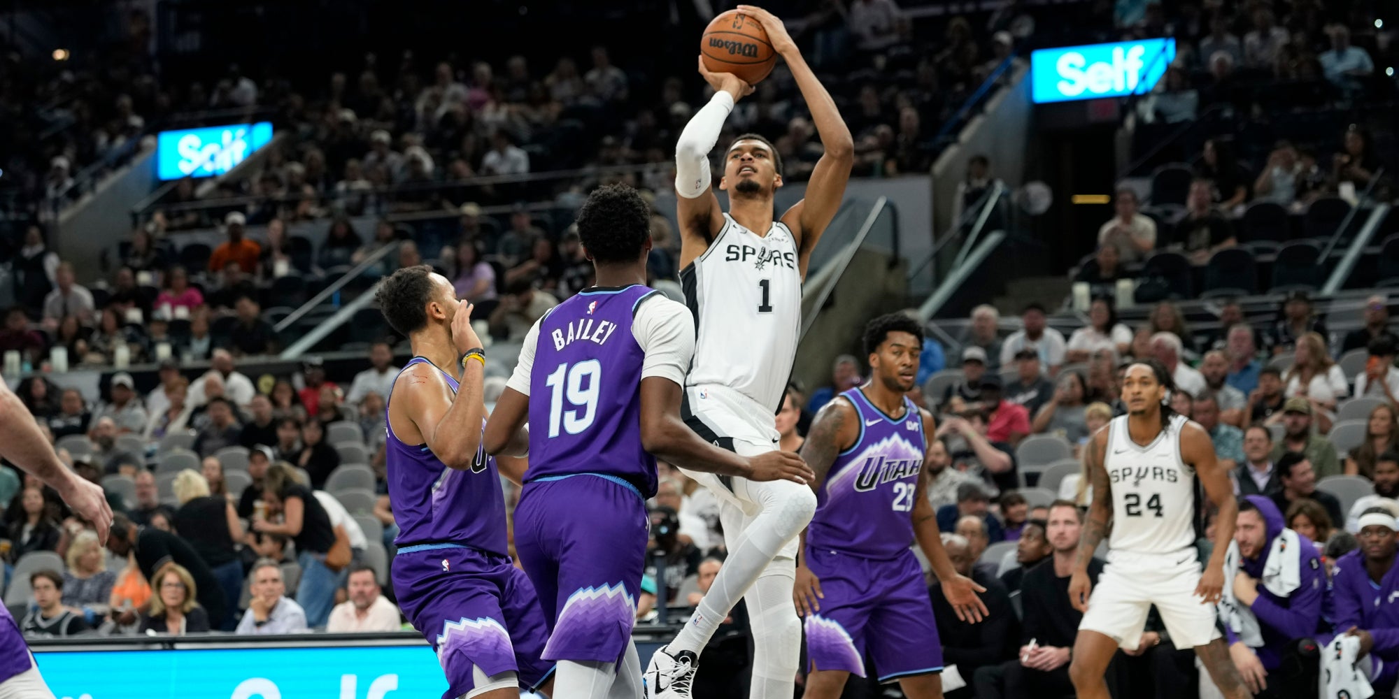 Victor Wembanyama lors d’un match de présaison entre les San Antonio Spurs et l'Utah Jazz, le 10 octobre 2025 au Frost Bank Center (San Antonio).