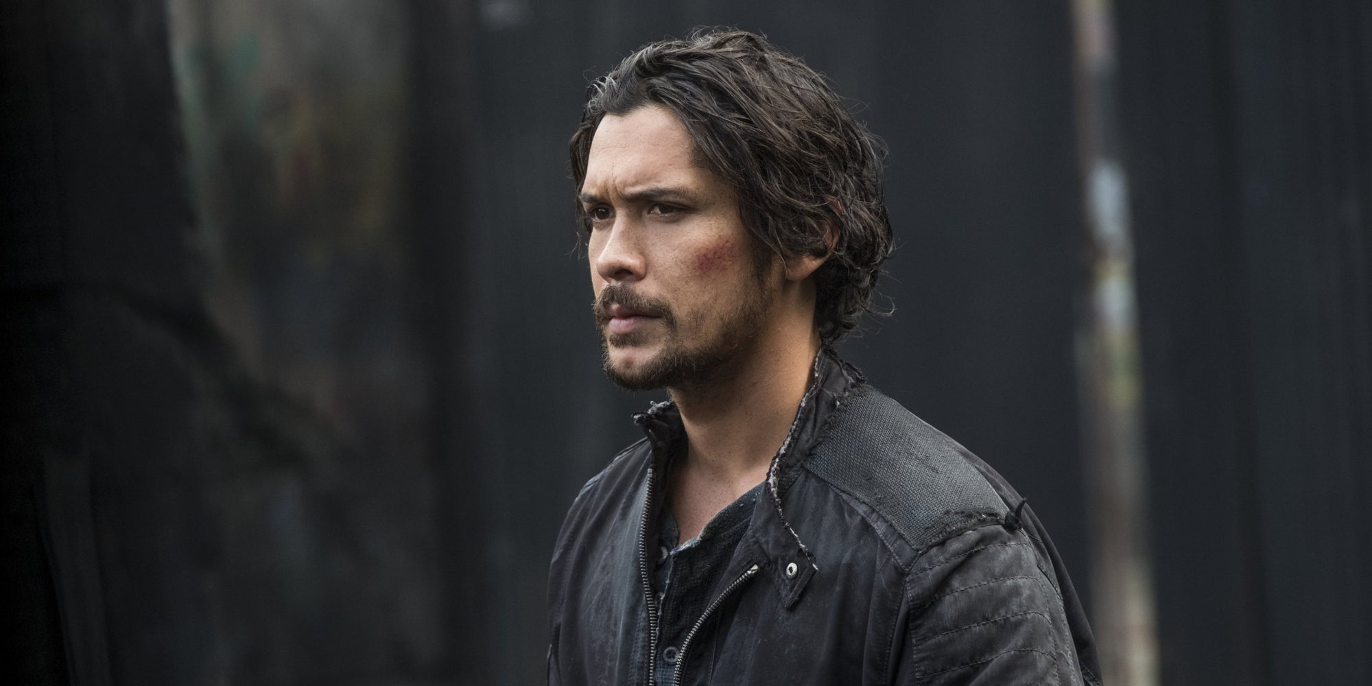 Bellamy Blake (Bob Morley), l’un des 100 délinquants juvéniles à être envoyé sur Terre pour vérifier sa viabilité.