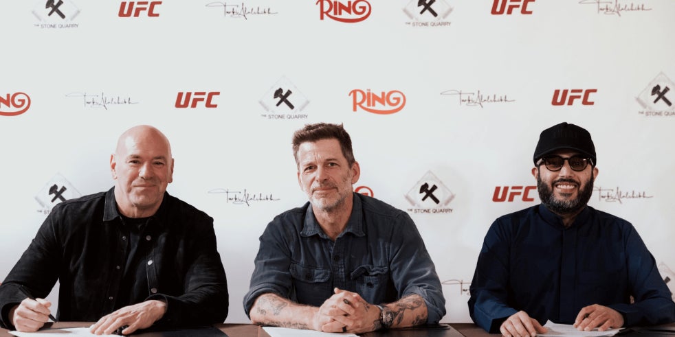 Le réalisateur Zack Snyder (au centre) avec Dana White (à gauche), président de l'UFC et Turki Alalshikh (à droite), dirigeant du magazine The Ring.