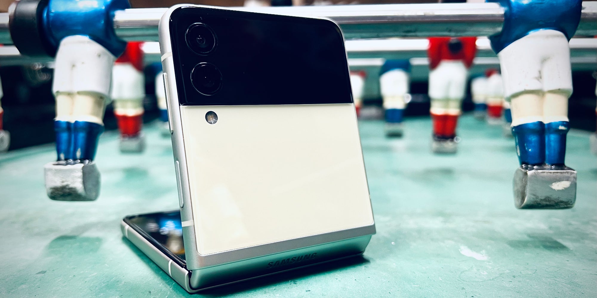 Le Galaxy Z Flip3 de Samsung, la star du moment dans le rayon des smartphones pliables.