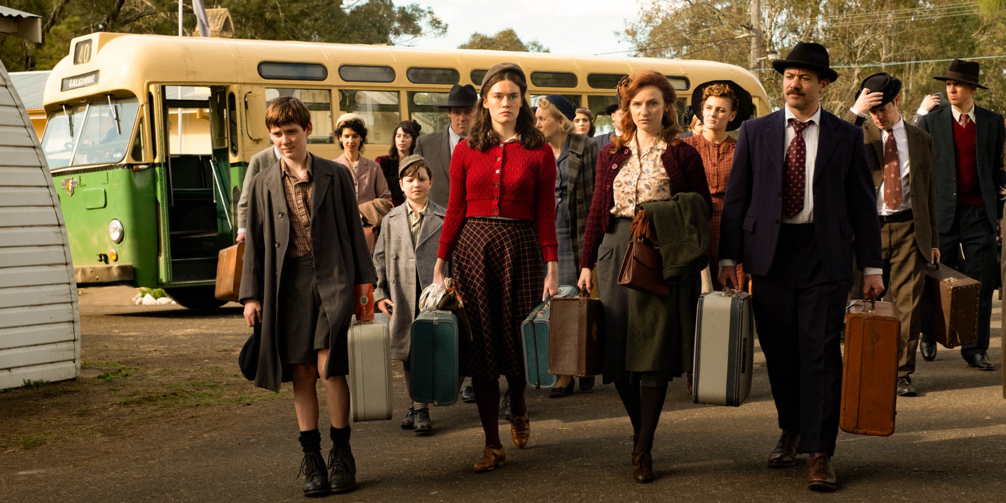 Peter (Finn Treacy), Pattie (Hattie Hook), Annie (Faye Marsay) et Terry Roberts (Warren Brown) découvrent leur nouvelle vie en Australie dans la série "Ten Pound Poms".