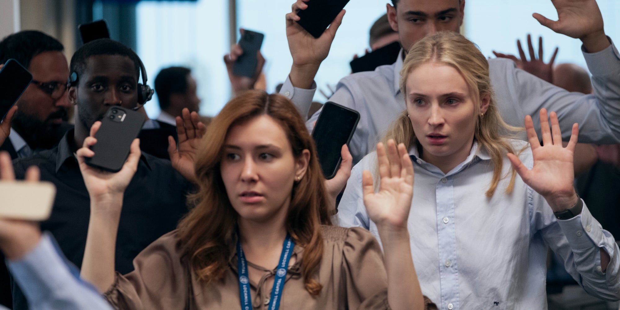 Sophie Turner (au second plan) dans la série "Steal", à découvrir dès maintenant sur Prime Video.