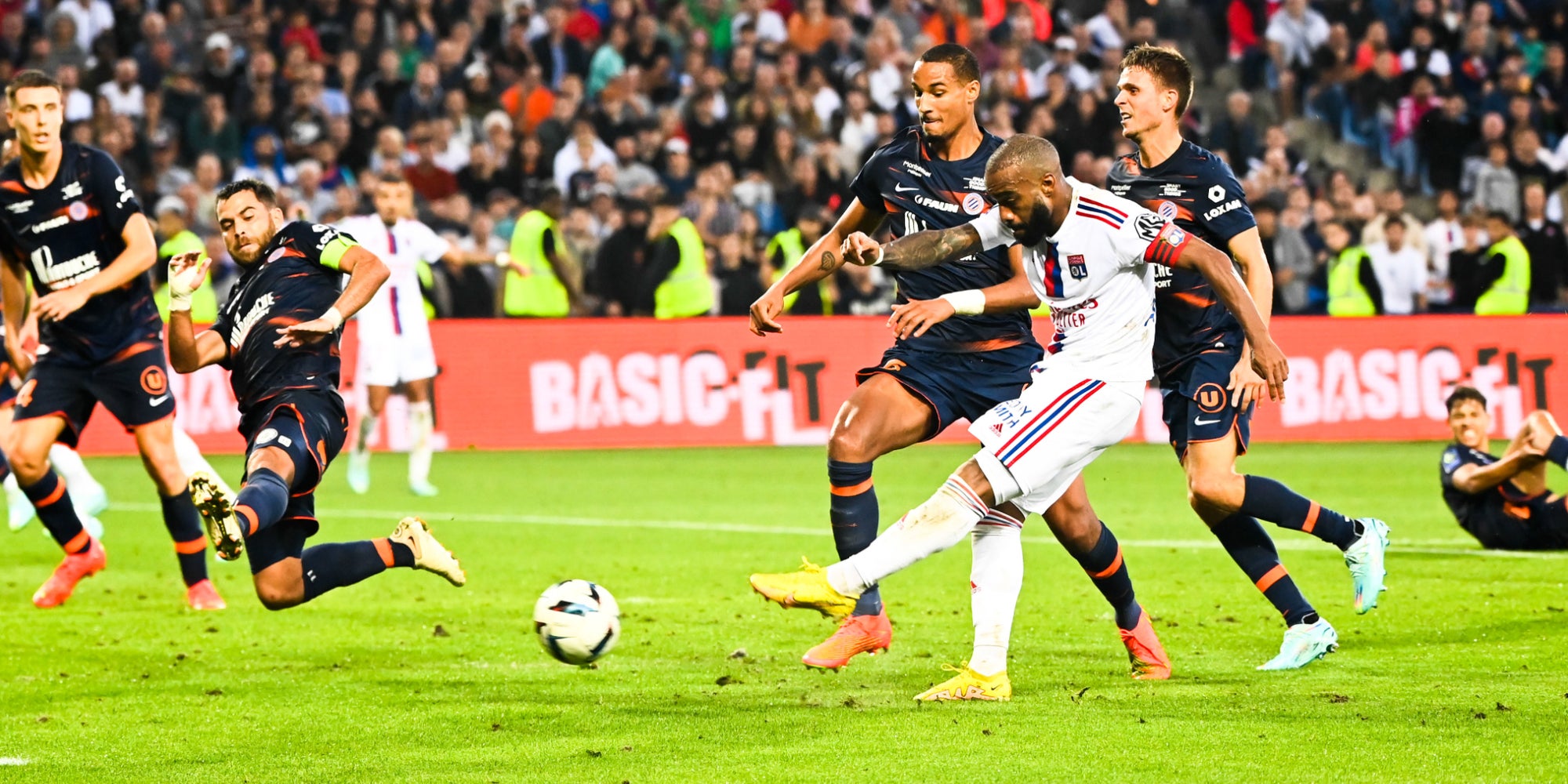 Alexandre Lacazette de l'Olympique Lyonnais face aux jours de Montpellier lors d'un match en 12e journée de Ligue 1,  au Stade de la Mosson, le 22 octobre 2022.