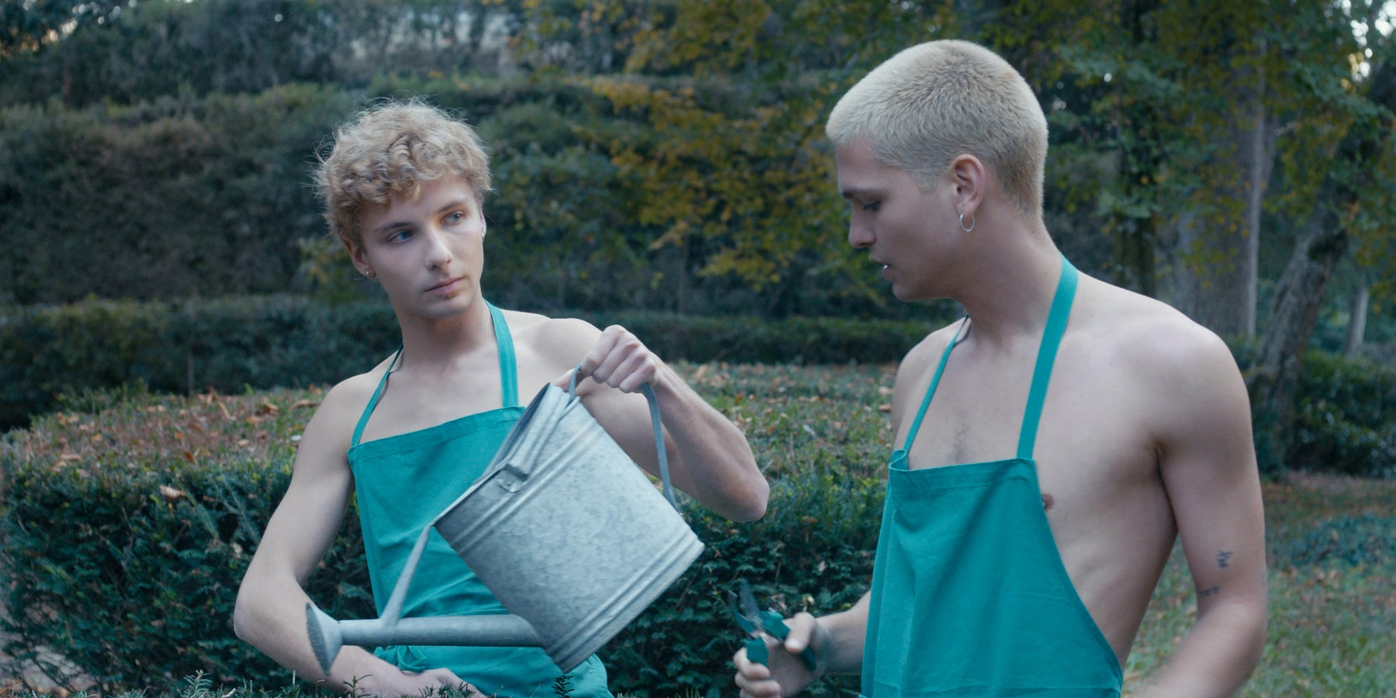 Jérémy Gillet (Romain) et Pablo Cobo (Dylan) dans la série Canal+ "Des gens bien ordinaires", primée aux International Emmy Awards 2023. 