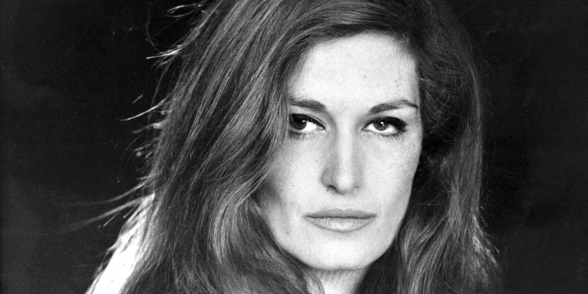 Dans "Mourir peut attendre", vous pourrez entendre Dalida chanter "Dans la ville endormie"...