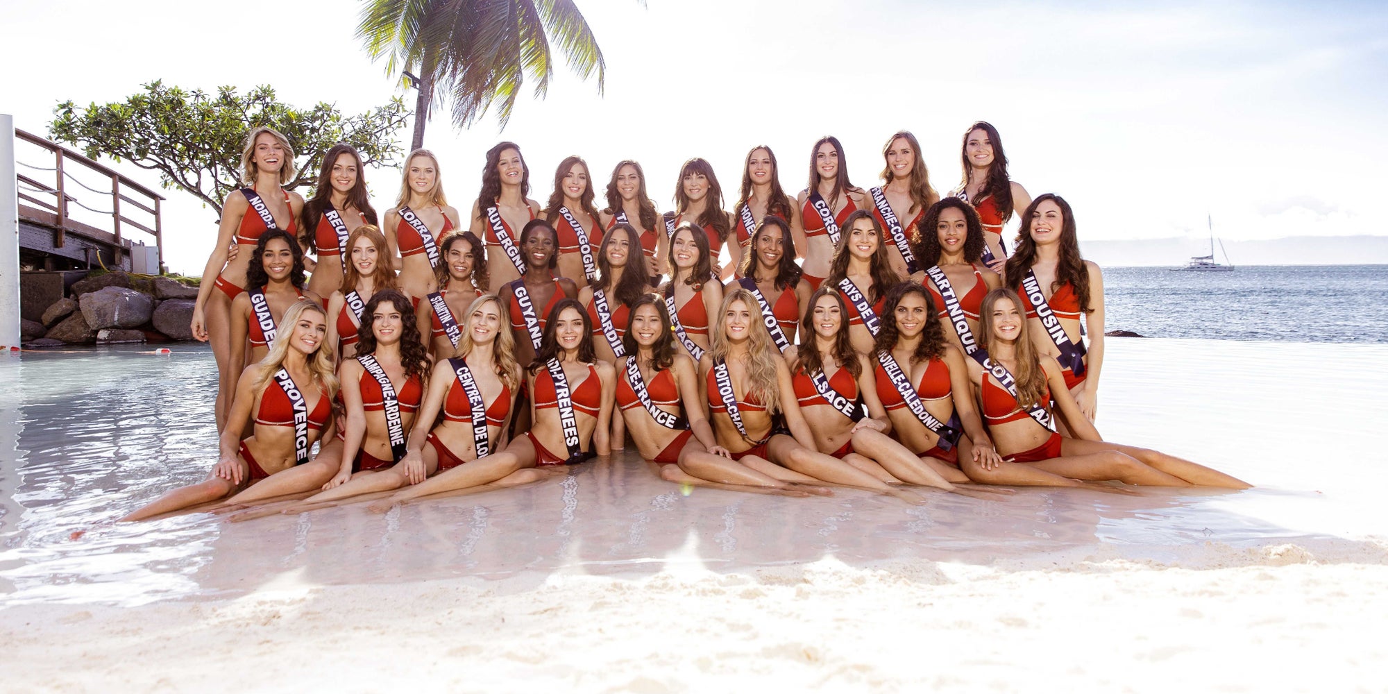Les candidates de Miss France 2020 posent pour la photo de groupe à Tahiti.