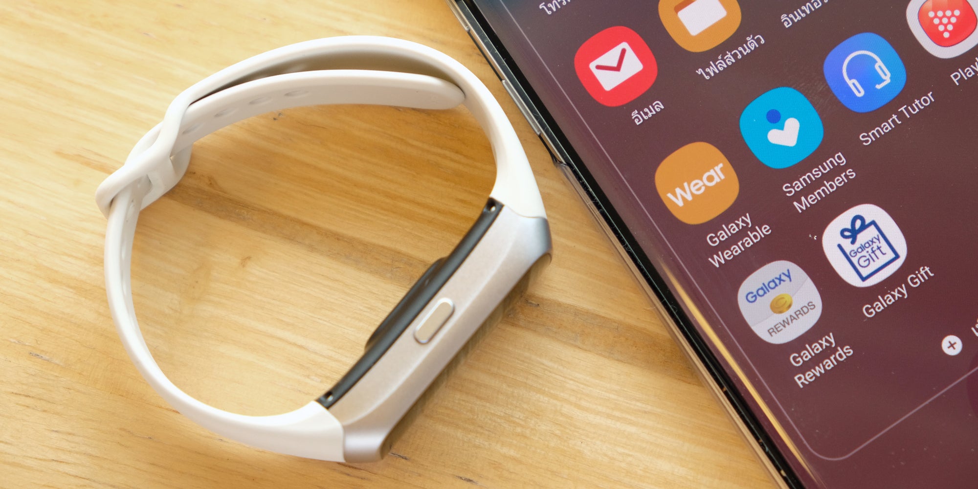 Samsung dévoile le successeur de son bracelet connecté Galaxy Fit, entre autres nouveautés des plus abordables...