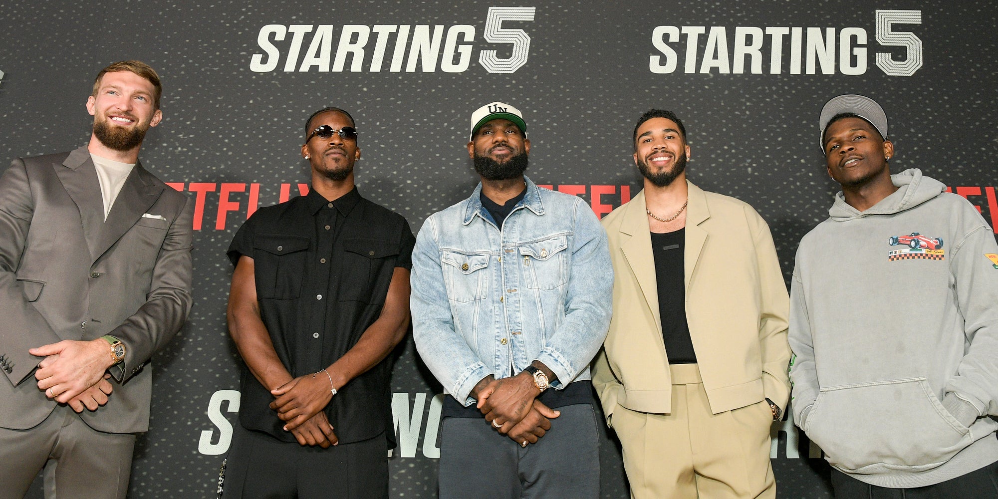 Domantas Sabonis, Jimmy Butler, LeBron James, Jayson Tatum et Anthony Edwards lors de la présentation du docu-série ''Starting 5''.