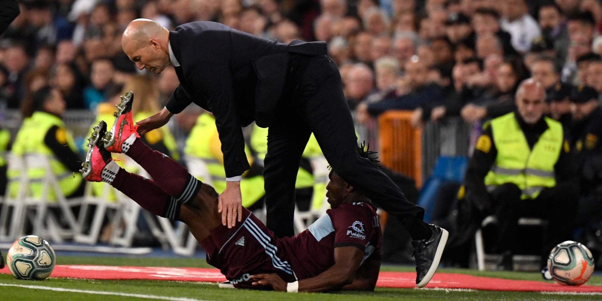 Zinédine Zidane, taclé par Joseph Aidoo lors du match de Liga Real Madrid - Celta Vigo, au stade Santiago Bernabeu de Madrid, le 16 février 2020.