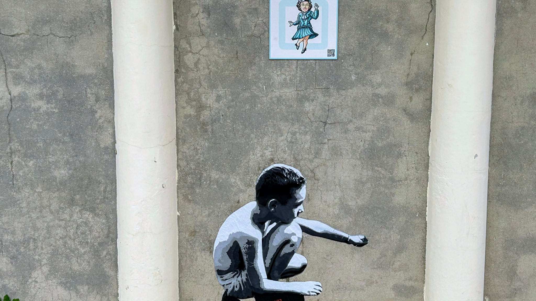 Le résultat est net : la fleur a complètement disparu de la main du jeune garçon.