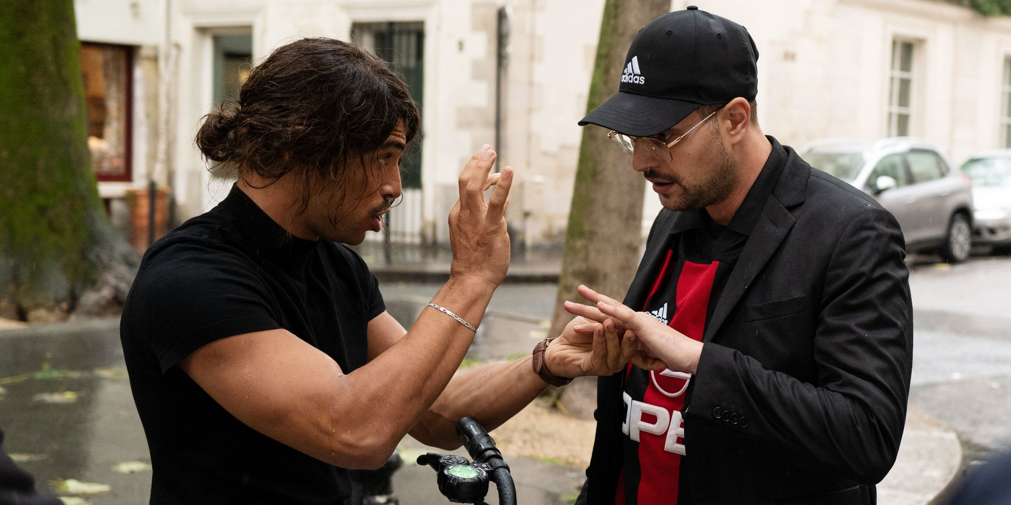 Nassim Lyes et Hakim Jemili dans ''Nouveaux Riches'', disponible sur Netflix depuis ce 17 novembre.