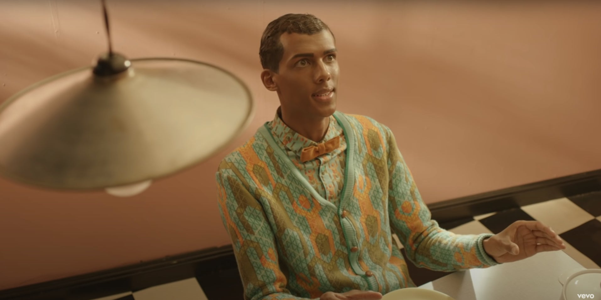 Stromae joue aux mannequins immobiles dans le clip de "Papaoutai".