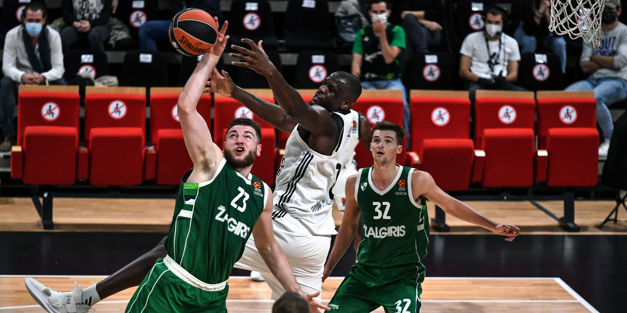 Moustapha Fall de l'ASVEL à la lutte contre les joueurs de Zalgiris Kaunas en EuroLigue, le 29 octobre 2020 à Villeurbanne