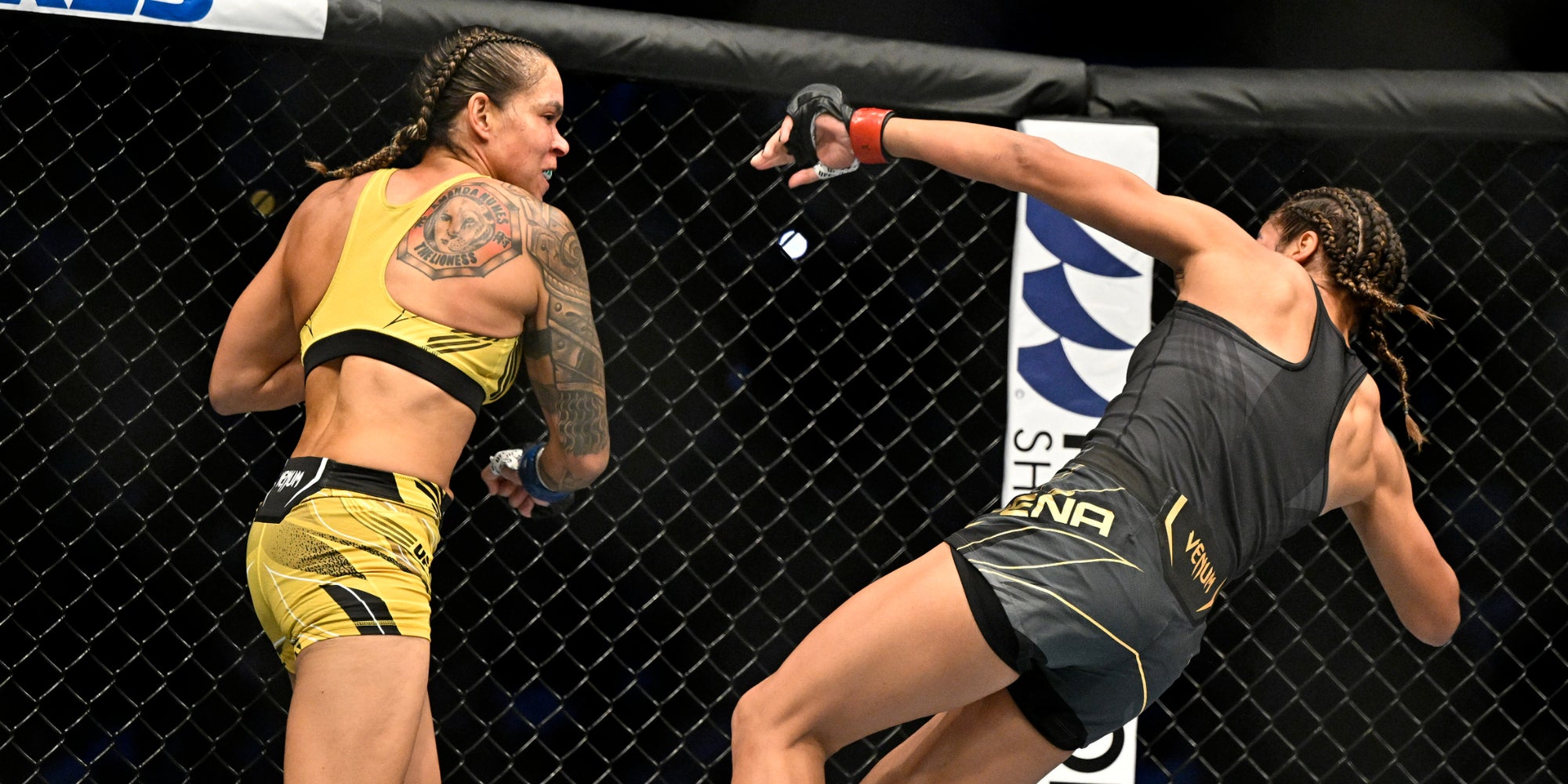 Amanda Nunes face à Julianna Pena lors de son combat pour le titre des poids coqs à l'UFC 277, à l'American Airlines Center de Dallas (Texas).