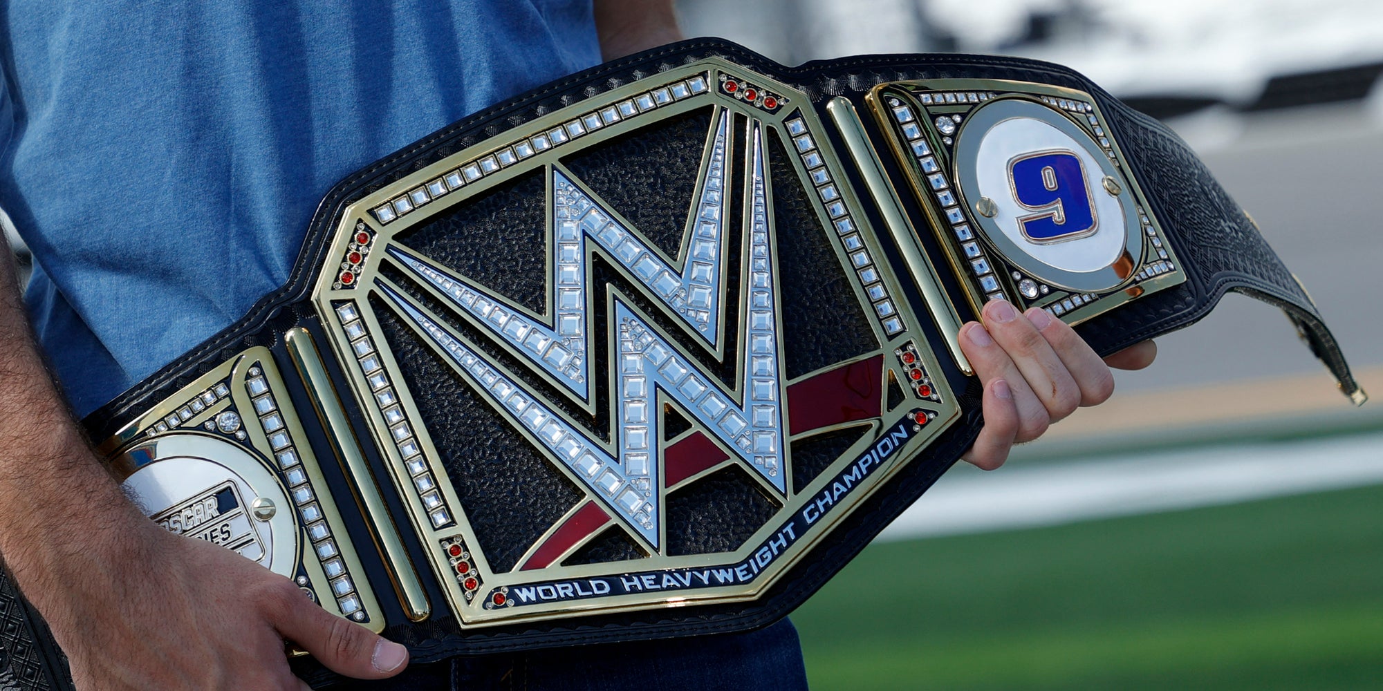 Après une ceinture customisée pour le pilote de NASCAR Chase Elliott (photo), la WWE permet aux fans du PSG de porter une ceinture de champion du monde aux couleurs du club de la capitale.