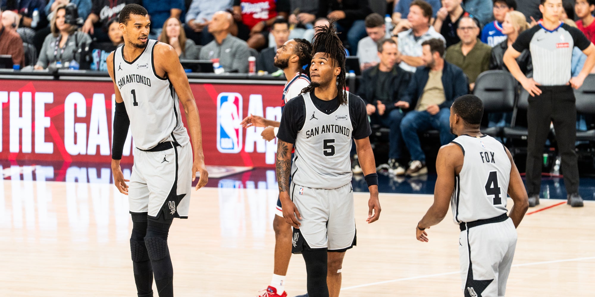 Victor Wembanyama, Stephon Castle et De'Aaron Fox des San Antonio Spurs lors d'un match contre les Los Angeles Clippers, à l'Intuit Dome, le 16 mars 2026.