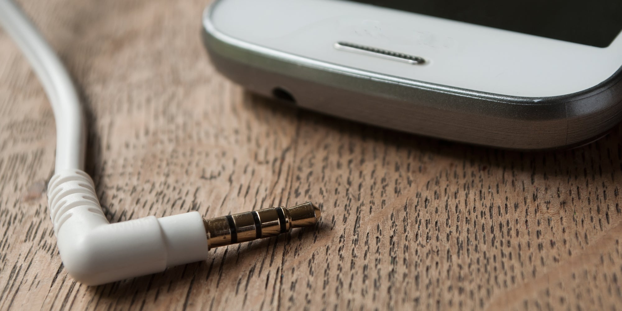 La prise jack sur un smartphone, une denrée rare.