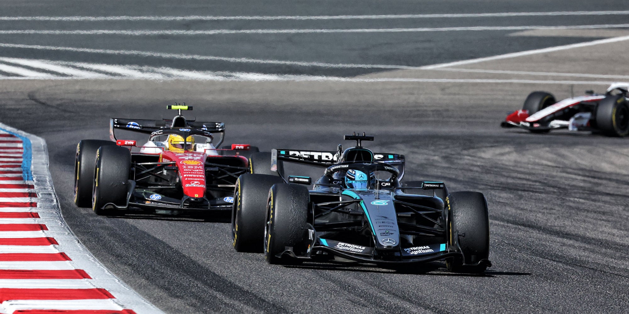George Russell (Mercedes) devant Lewis Hamilton (Ferrari) à Sakhir (Bahreïn), le 19 février 2026.