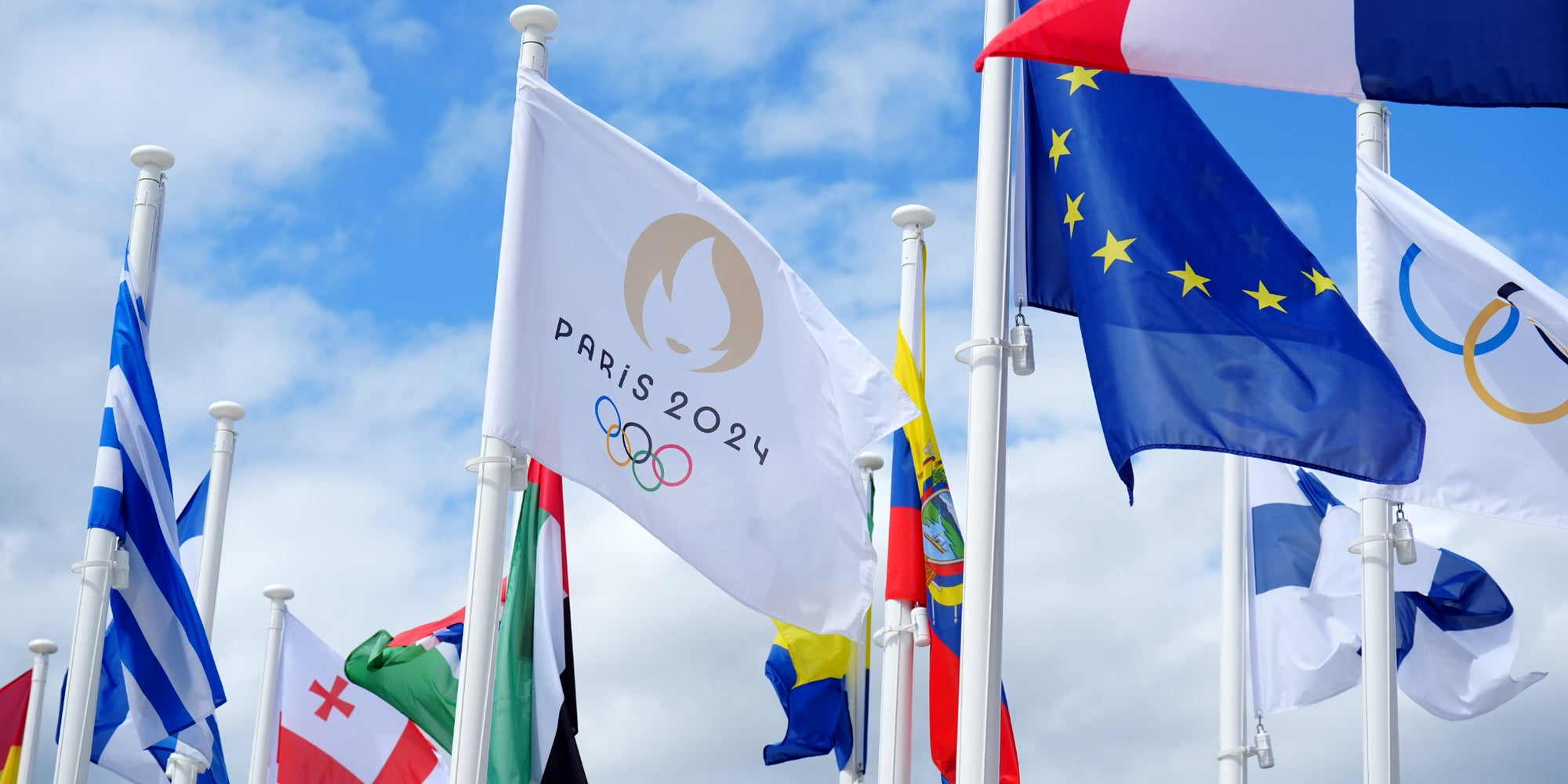 Le drapeau des Jeux Olympiques de Paris 2024, jeudi 23 juillet au Village Olympique à Paris.
