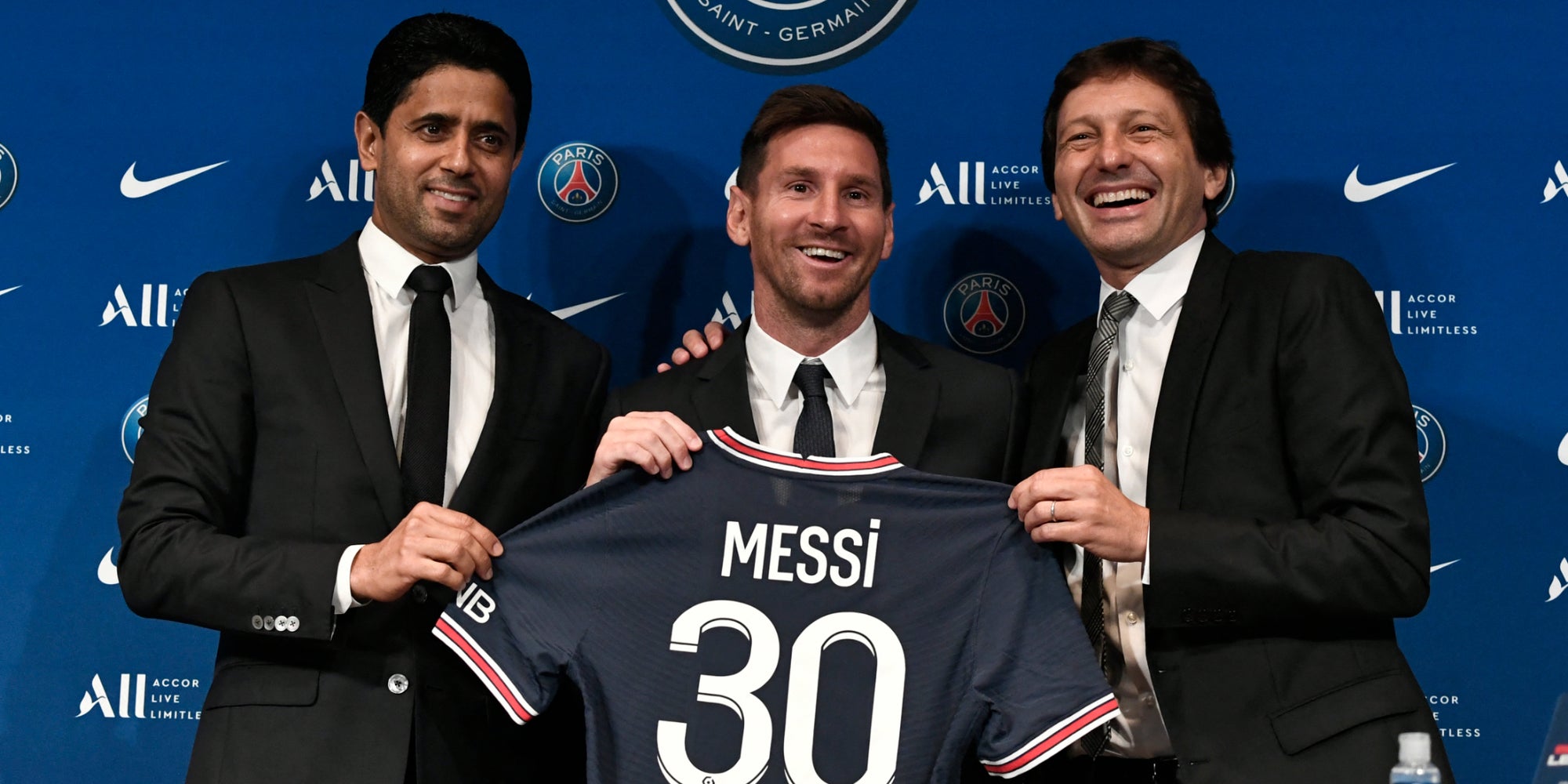 Le président du PSG Nasser Al-Khelaifi et le directeur sportif Leonardo entourent, non sans fierté, Lionel Messi à son arrivée au Parc des Princes, à Paris, le 11 août 2021.