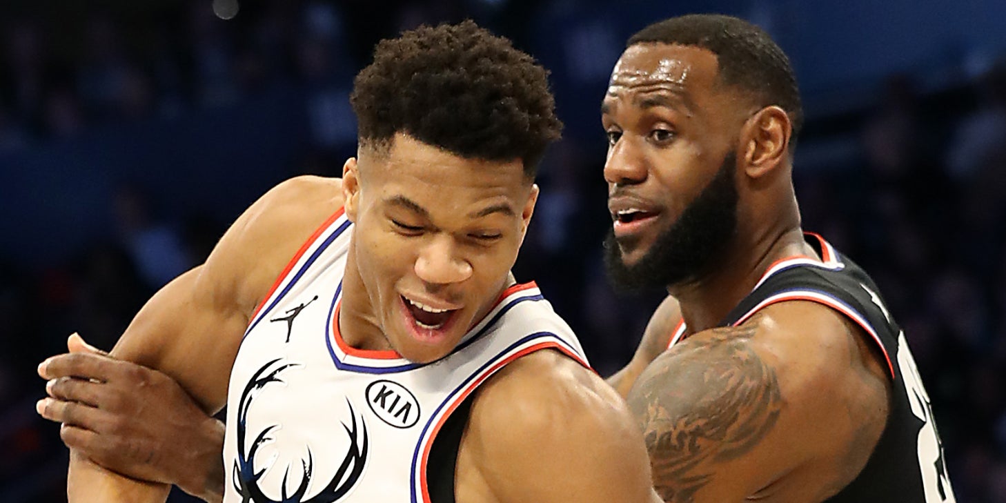 Giannis Antetokounmpo et LeBron James lors du NBA All-Star Game 2019, au Spectrum Center de Charlotte, le 17 février 2019. 