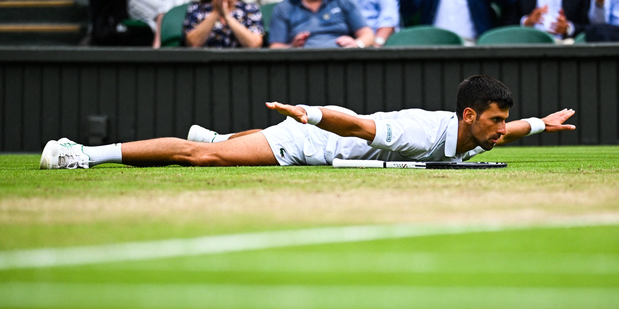 Novak Djokovic en plein vol pendant les quarts de finale de Wimbledon, à Londres, le 5 juillet 2022.