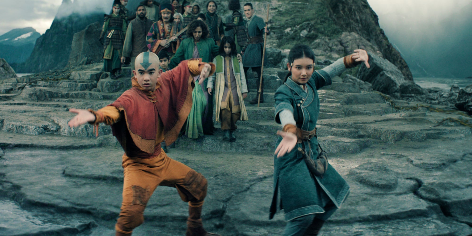 Gordon Cormier et Kiawentiio Tarbell dans la saison 2 du live-action "Avatar : le dernier maître de l’air".